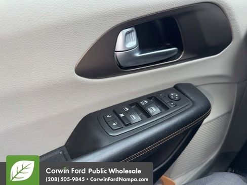 Used 2017 Chrysler Pacifica Touring-L FWD image 10