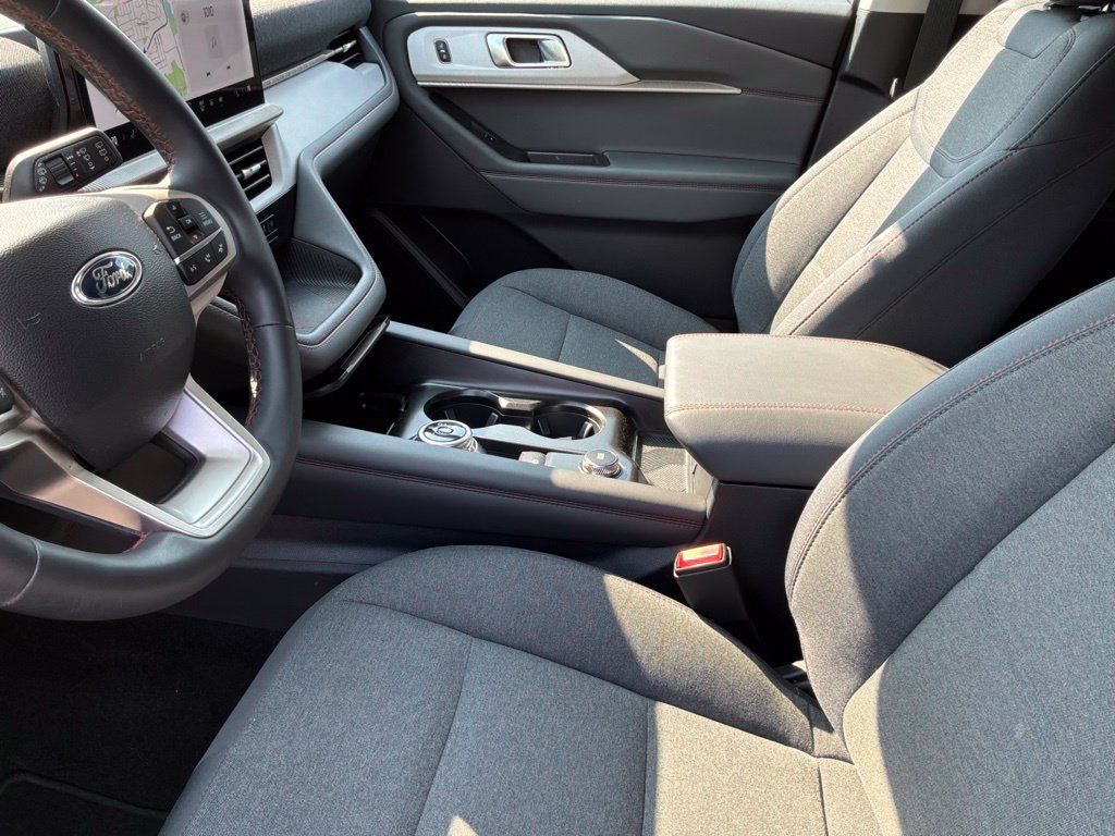 Used 2025 Ford Explorer Active AWD/4WD image 6