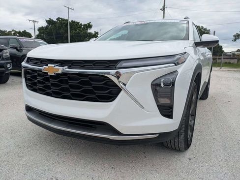 Used 2025 Chevrolet Trax LT FWD image 7