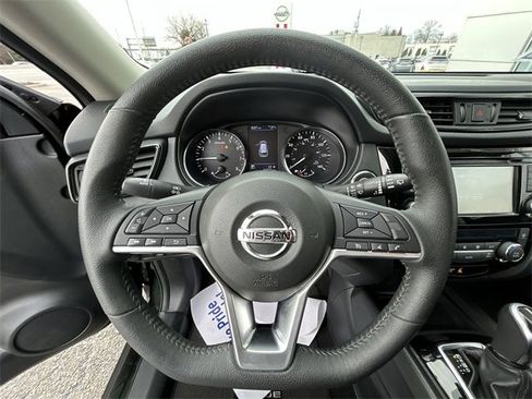 Used 2019 Nissan Rogue SV image 18