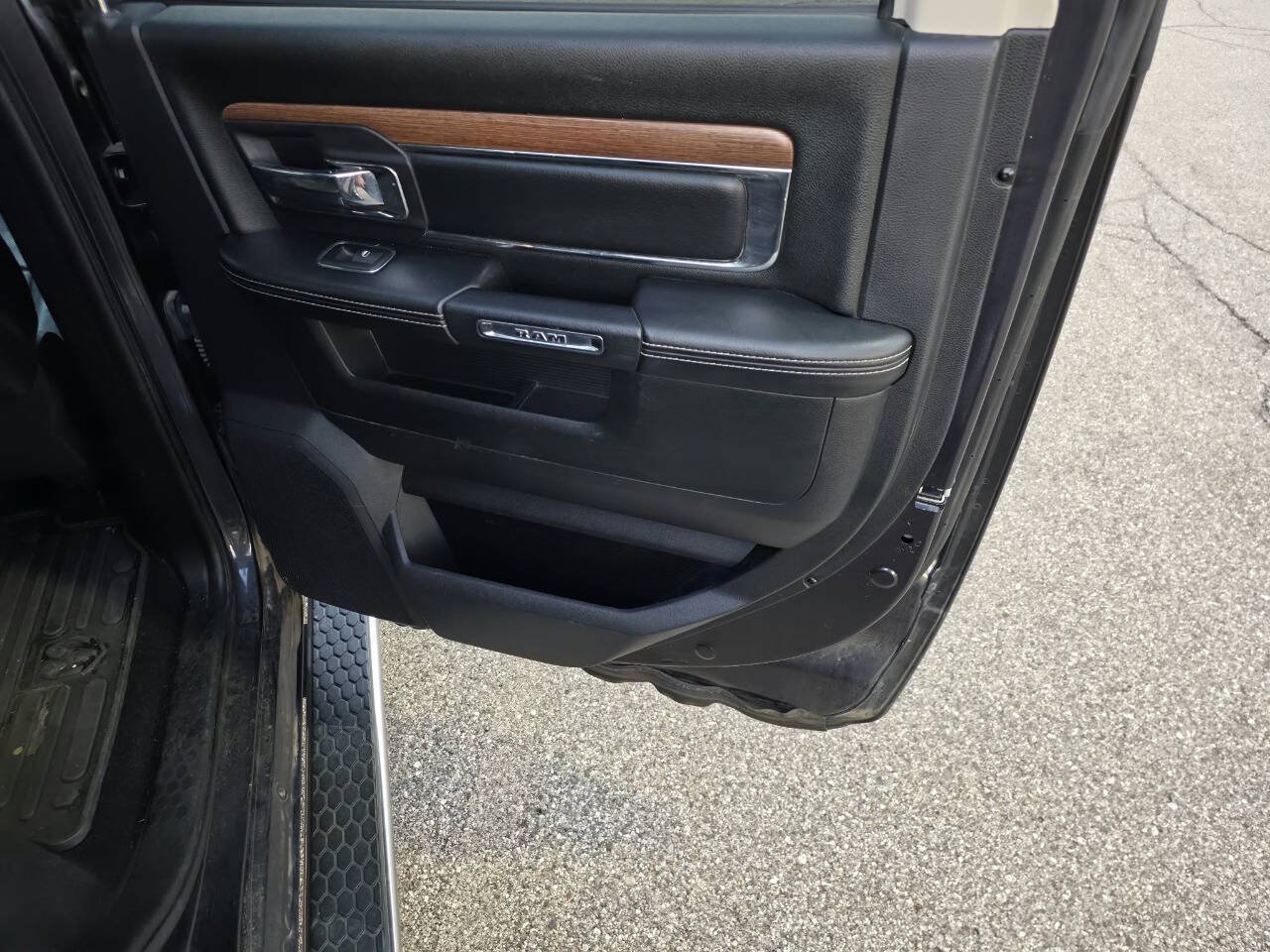 Used 2015 RAM 1500 Laramie w/ Convenience Group AWD/4WD image 15