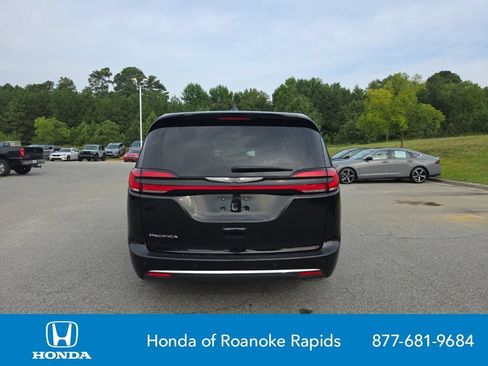 Used 2024 Chrysler Pacifica Touring-L FWD image 4