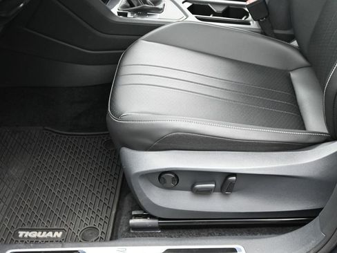 Used 2024 Volkswagen Tiguan SE R-Line image 12
