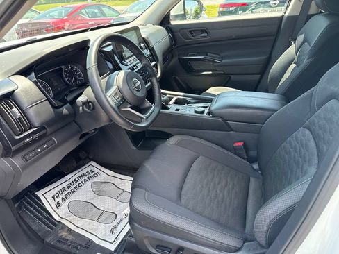 Used 2025 Nissan Pathfinder SV AWD/4WD image 19