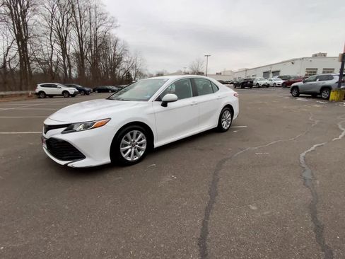 Used 2020 Toyota Camry LE image 9