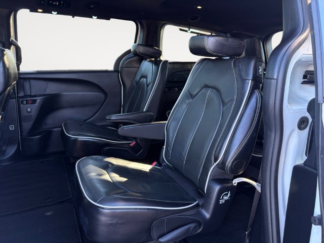 Used 2025 Chrysler Pacifica Limited FWD image 13