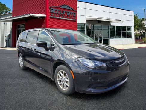 Used 2022 Chrysler Voyager LX FWD image 2