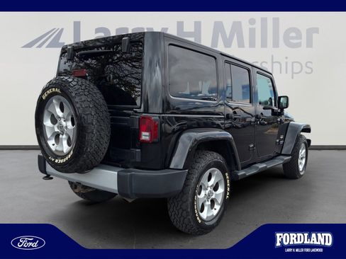 Used 2013 Jeep Wrangler Unlimited Sahara w/ Dual Top Group AWD/4WD image 5