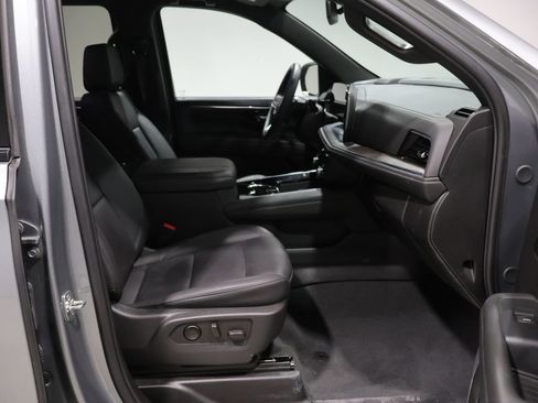 Used 2025 Chevrolet Suburban Z71 image 26