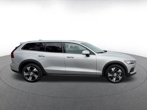 Used 2025 Volvo V60 B5 Cross Country Plus image 16