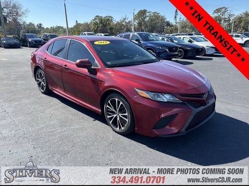 Used 2018 Toyota Camry SE image 1