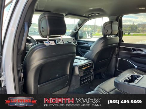 Used 2025 Jeep Wagoneer L Series II w/ 8-pass Seating Package image 2