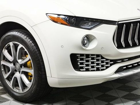 Used 2017 Maserati Levante w/ Luxury Package AWD/4WD image 39