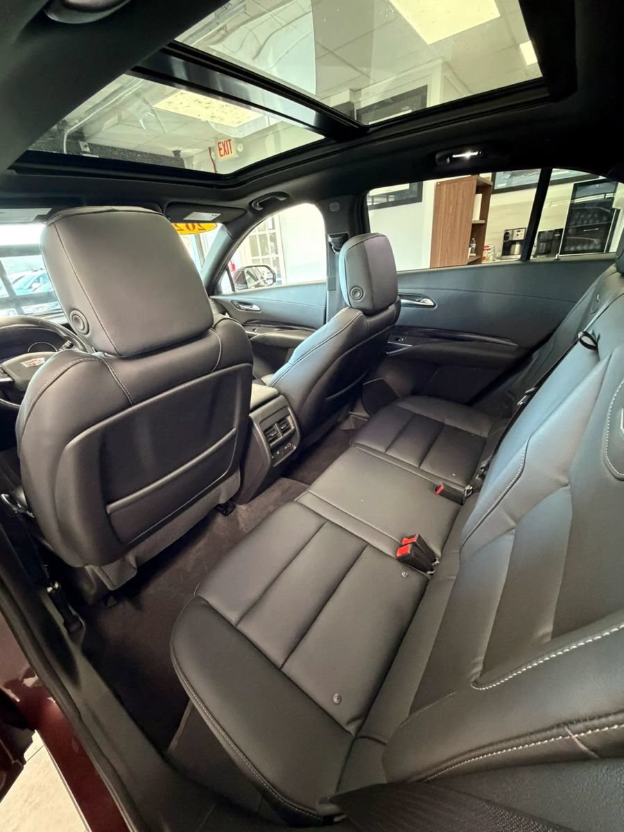 Used 2023 Cadillac XT4 Luxury w/ Cold Weather Package FWD image 11