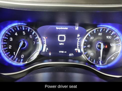 Used 2024 Chrysler Pacifica Touring-L image 11