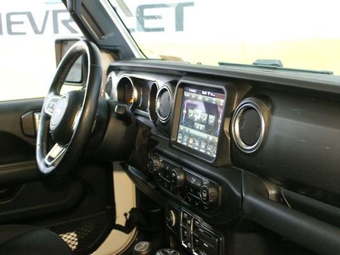 Used 2019 Jeep Wrangler Unlimited Sahara w/ Uconnect 4C Nav & Sound Group AWD/4WD image 10
