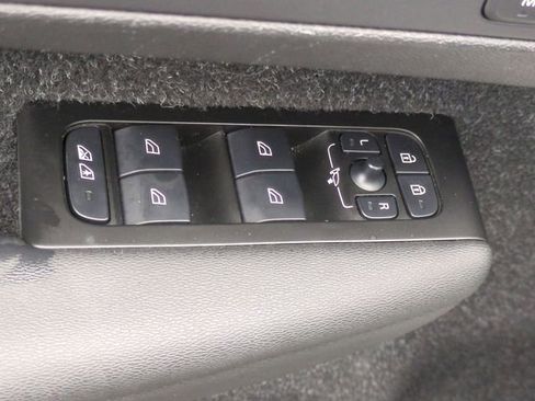 Used 2021 Volvo XC40 T5 R-Design image 14