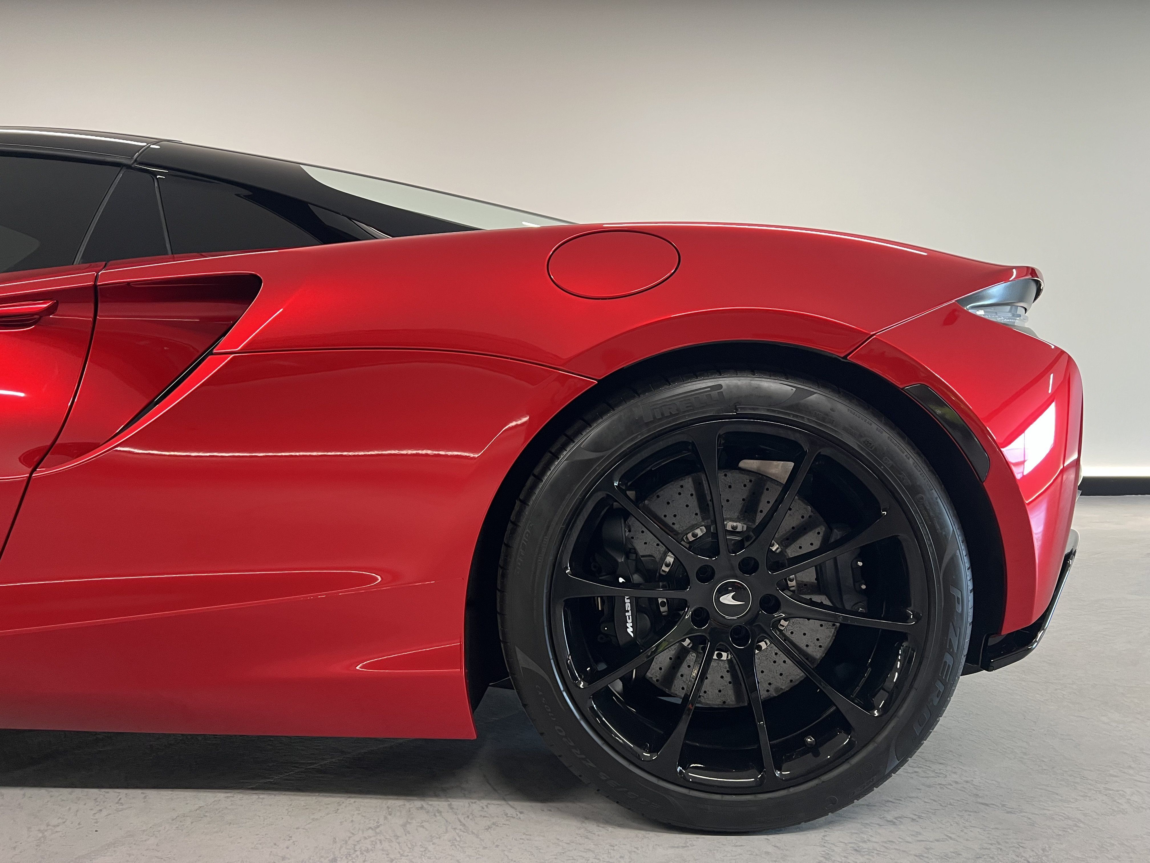 Used 2025 McLaren Artura Spider RWD image 35