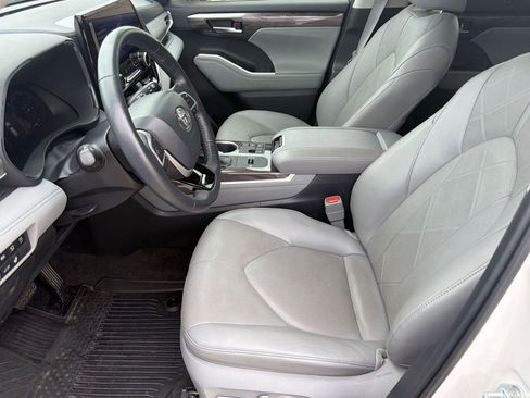 Used 2023 Toyota Highlander Platinum FWD image 5