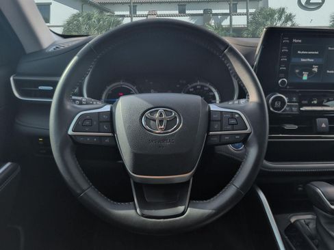 Used 2022 Toyota Highlander XLE FWD image 13