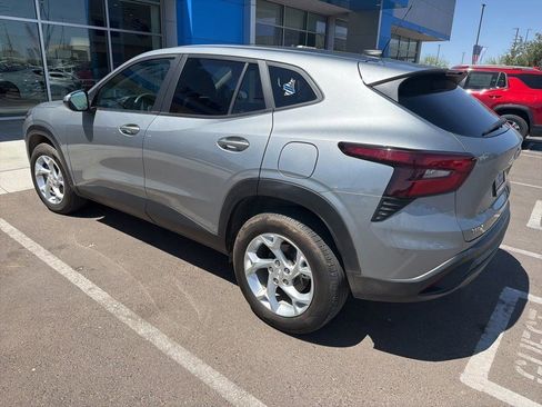 Used 2024 Chevrolet Trax LS w/ LS Convenience Package FWD image 2