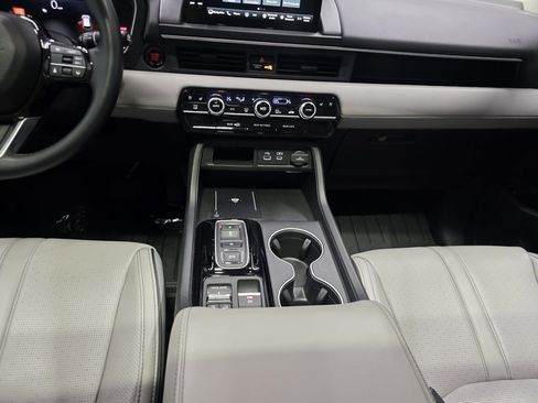 Used 2025 Honda Pilot Elite image 15
