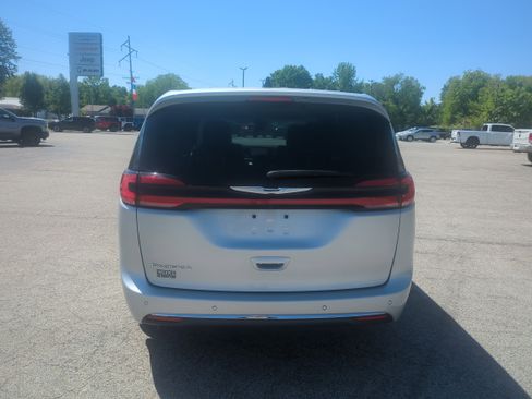 Used 2024 Chrysler Pacifica Touring-L FWD image 3