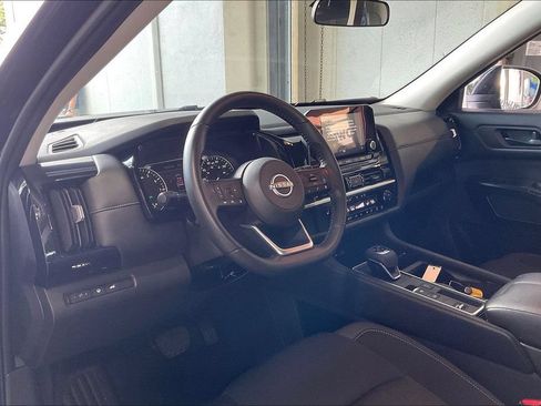 Used 2025 Nissan Pathfinder SV FWD image 4