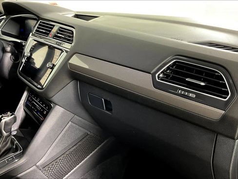 Used 2022 Volkswagen Tiguan SE image 17