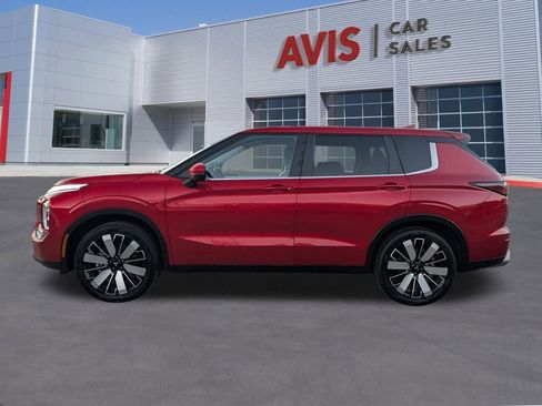 Used 2025 Mitsubishi Outlander SE image 2