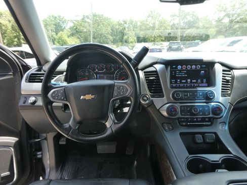 Used 2018 Chevrolet Tahoe LT w/ Luxury Package RWD image 15