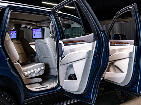 Used 2025 Cadillac Escalade Sport Platinum w/ LPO, Floor Liner Package image 32