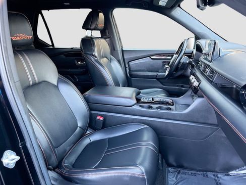 Used 2025 Honda Pilot TrailSport image 29