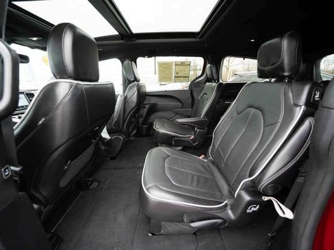 Used 2025 Chrysler Pacifica Limited FWD image 23