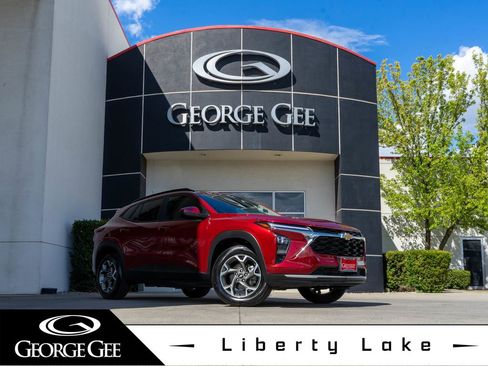 Used 2025 Chevrolet Trax LT FWD image 1