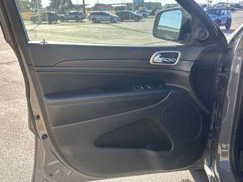 Used 2019 Jeep Grand Cherokee Altitude image 12