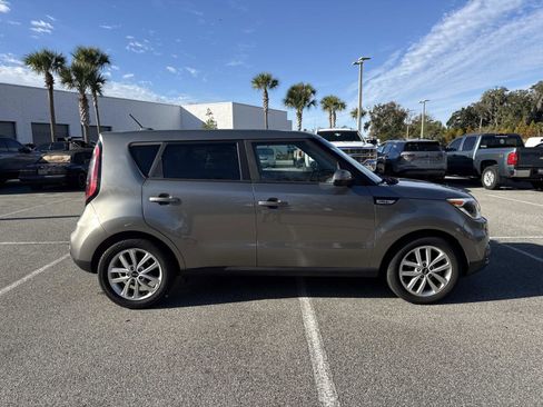 Used 2019 Kia Soul + image 2
