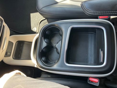 Used 2024 Chrysler Pacifica Touring-L FWD image 28