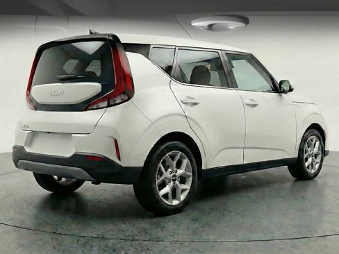 Used 2025 Kia Soul LX w/ LX Technology Package FWD image 9