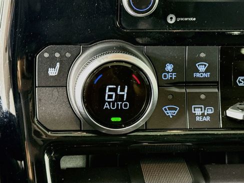 Used 2021 Toyota Highlander XLE AWD/4WD image 22