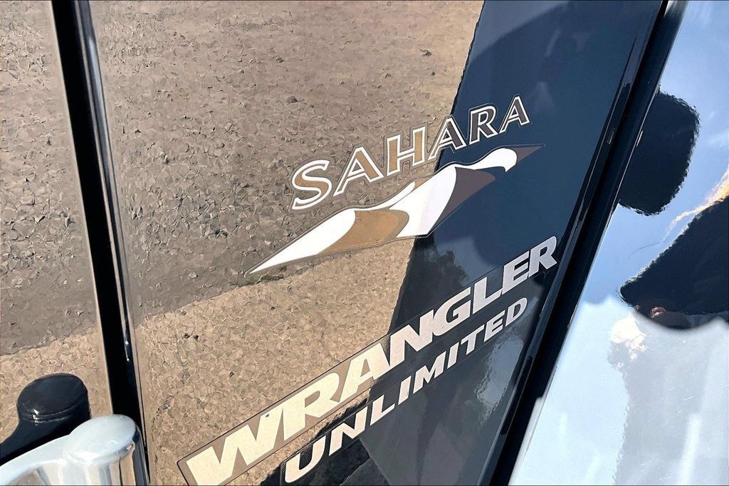 Used 2017 Jeep Wrangler Unlimited Sahara w/ Connectivity Group AWD/4WD image 11