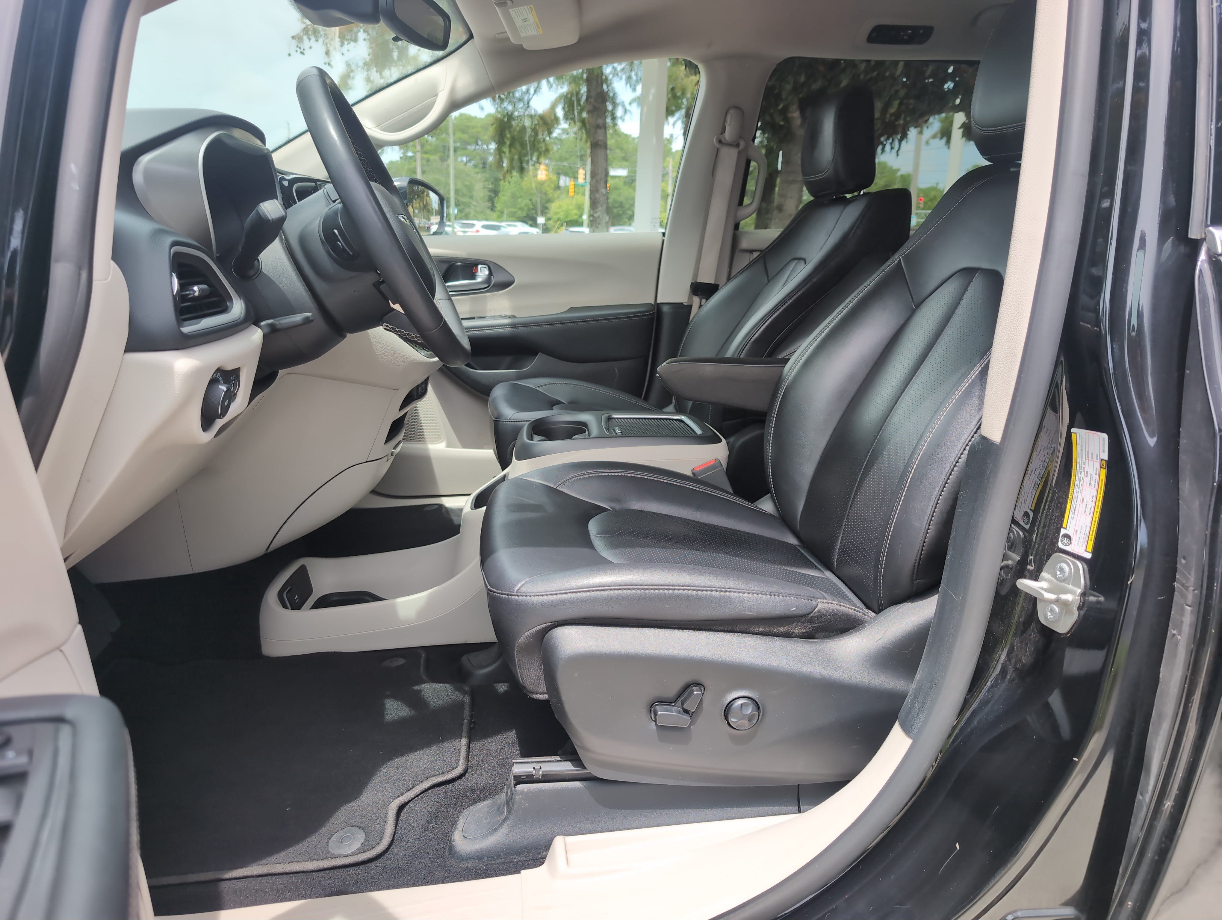 Used 2024 Chrysler Pacifica Touring-L FWD image 16