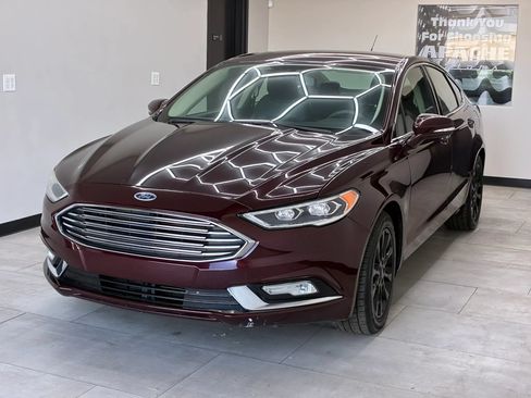 Used 2017 Ford Fusion SE w/ Fusion SE Technology Package FWD image 3