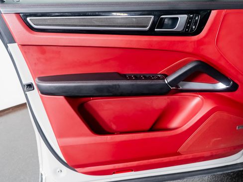 Used 2022 Porsche Cayenne Turbo image 38