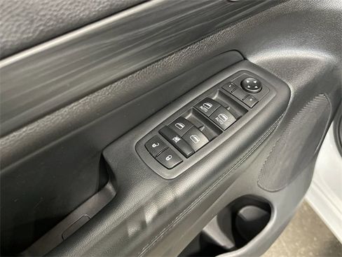 Used 2020 Jeep Grand Cherokee Altitude image 19