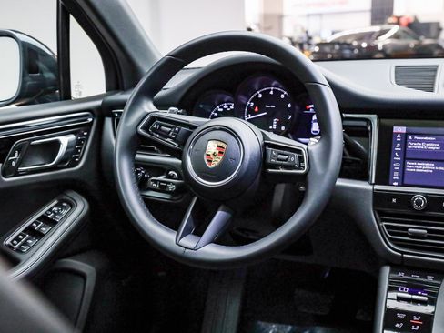 Used 2025 Porsche Macan image 19