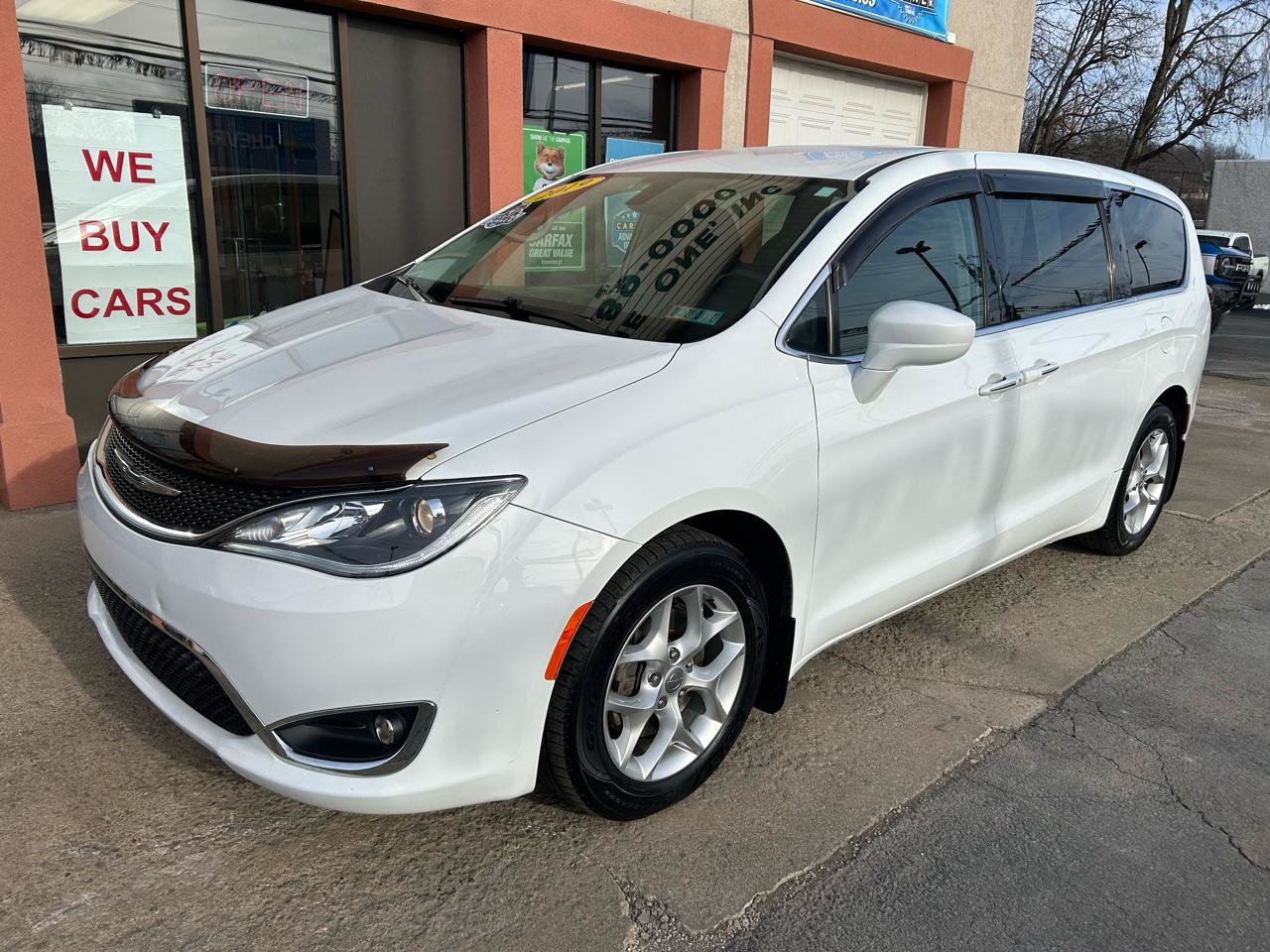 Used 2019 Chrysler Pacifica Touring Plus w/ Tire & Wheel Group FWD image 2