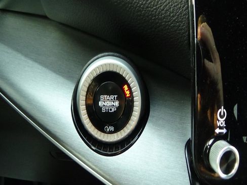 Certified 2025 Jeep Wagoneer L 4WD image 30