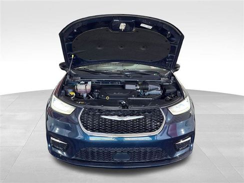 Used 2024 Chrysler Pacifica Touring-L FWD image 11