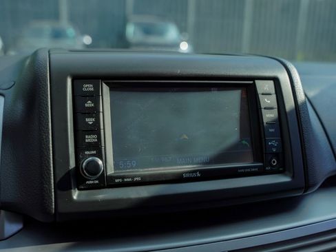 Used 2013 Volkswagen Routan SE FWD image 8